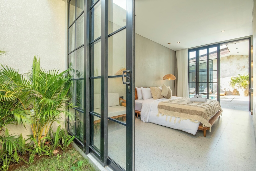 Stylish 5BR Boho Hideaway, 5 Minutes Bingin Beach