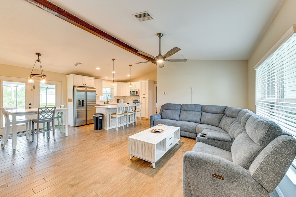 3 Mi to Public Beach: Port Charlotte Getaway!