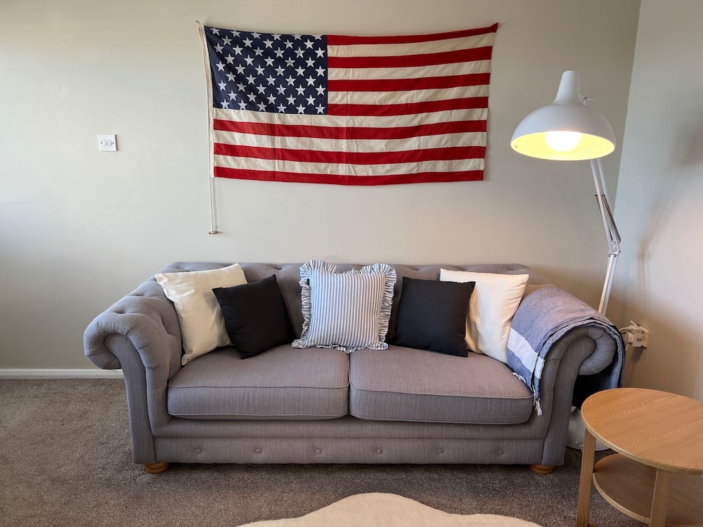 Beach Chalet - 2 Bedrooms - 4 Guests - Parking