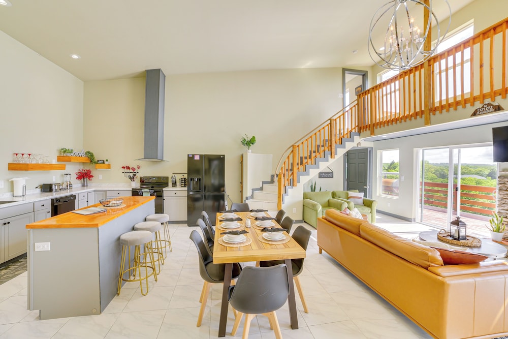 Lake Taneycomo Views: Family-friendly Cabin!