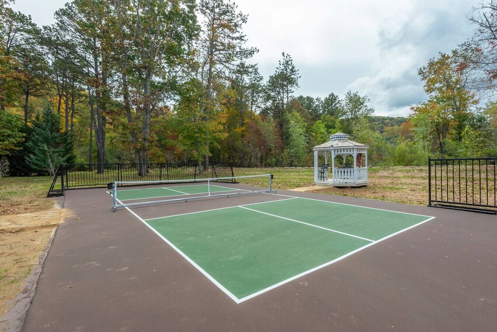 Luxe Riverfront Escape Mtn Views Pickleball Ct