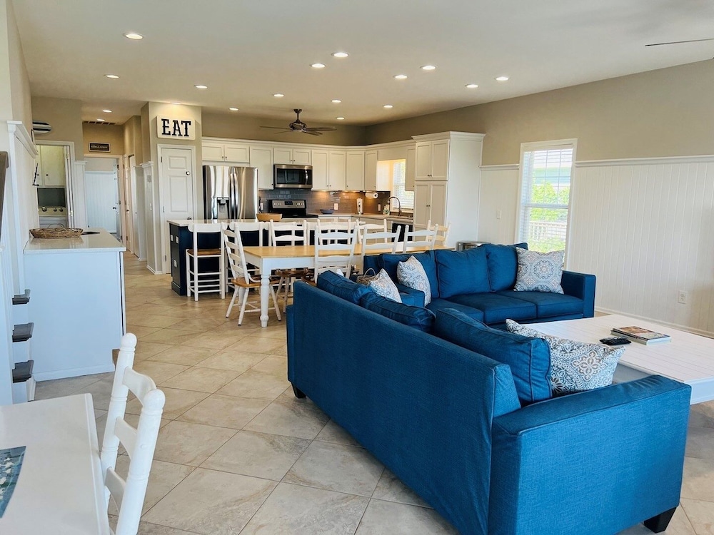 Avalon East- 5 Bedroom Home by RedAwning