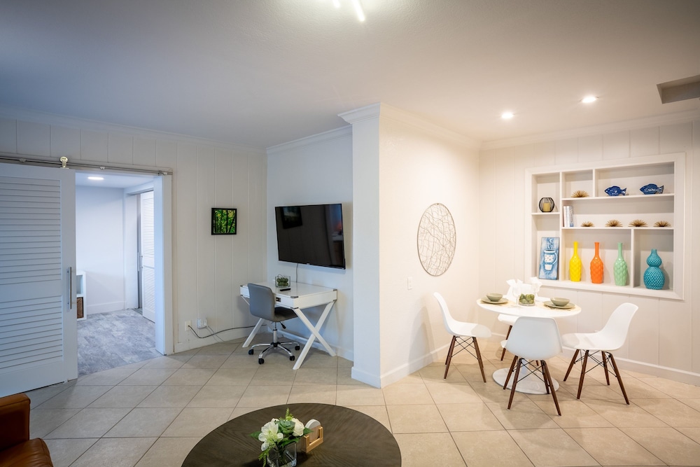 Walk to Wilton Drive - Spacious Quiet Villa 1