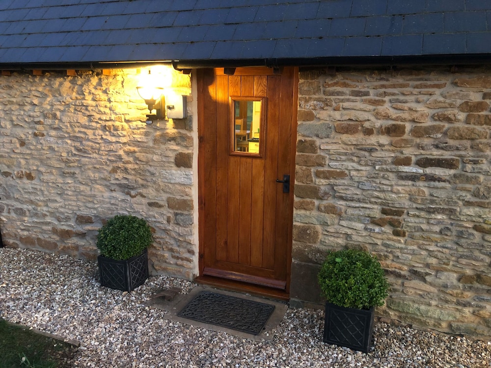 Banbury Vacations - Hook Norton Barn - Property Image 1