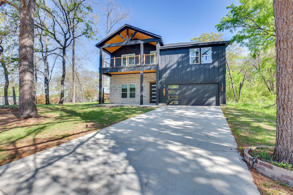 Fire Pit + Grill: Lakeside Gun Barrel City Home! view 3