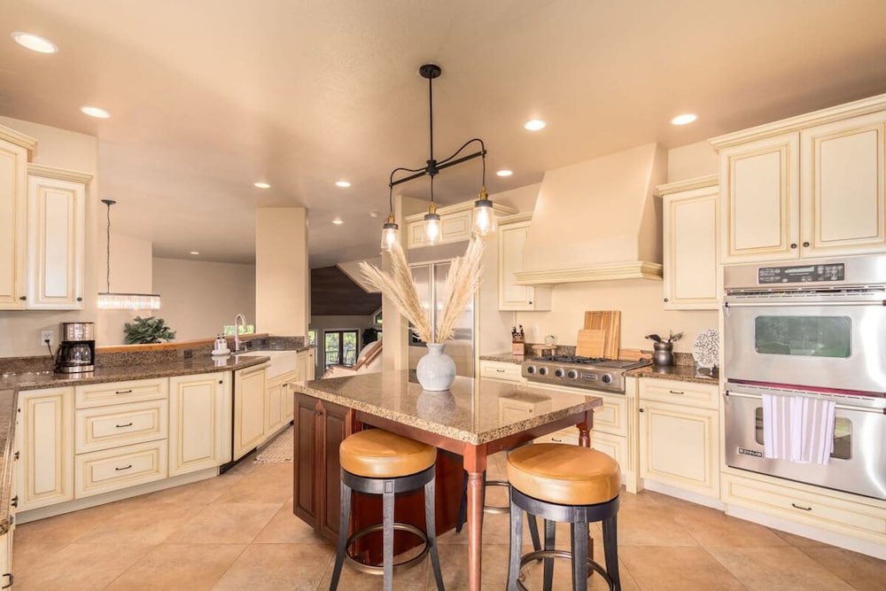 Amberwood Estate w 5 Showers Spa Mtn Views