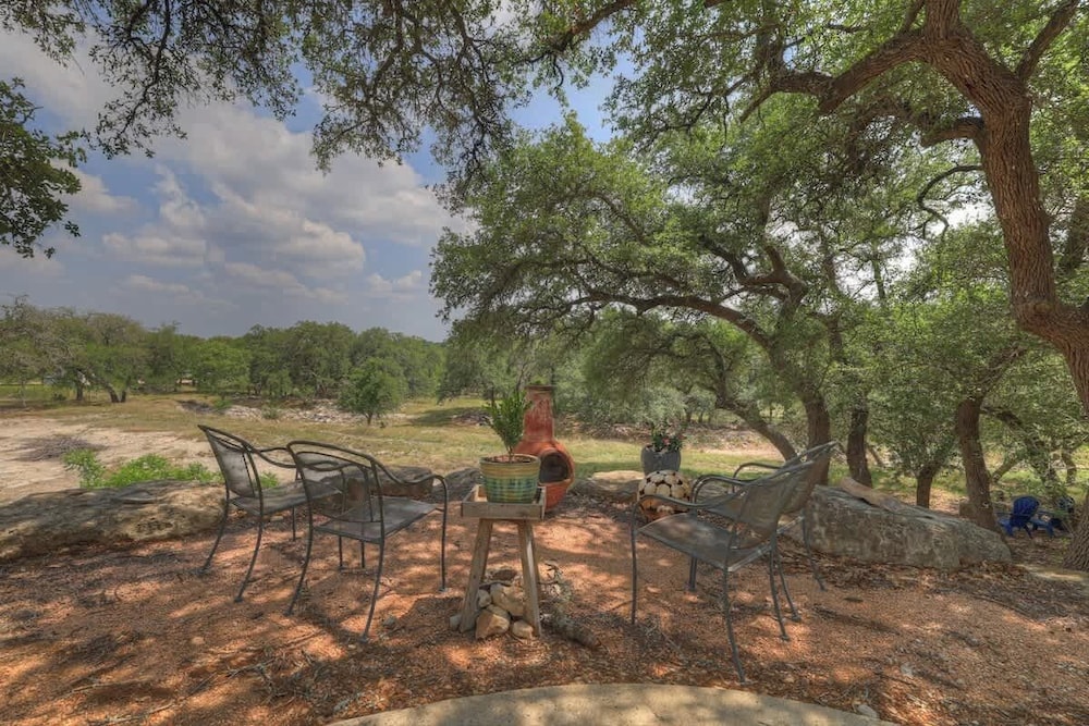 Cactus Flower Treehouse-pet Friendly-hill Country Views!