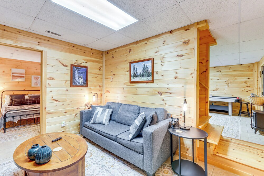 5 Mi to Dtwn Blue Ridge: Spacious Cabin w/ Hot Tub