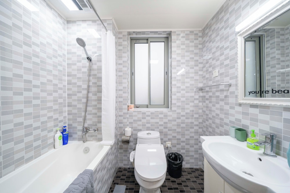 Tyms 4BR 2BA APT Riverside
