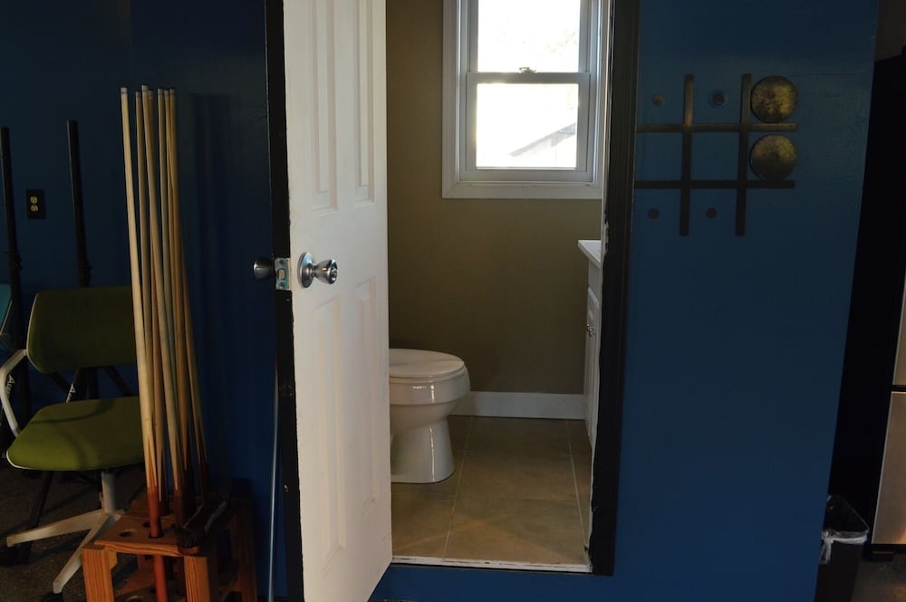 5 BR House Lake Retreat w/ Hot Tub, Sleeps 12