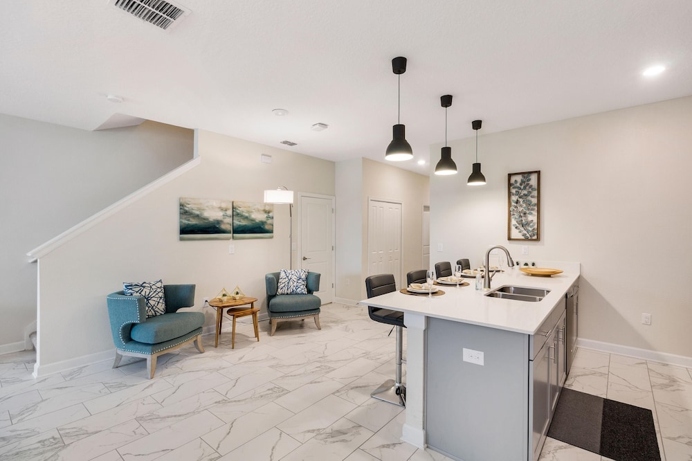 8945 SD - Elegant 5-bed Townhome Private Pool - Image 4