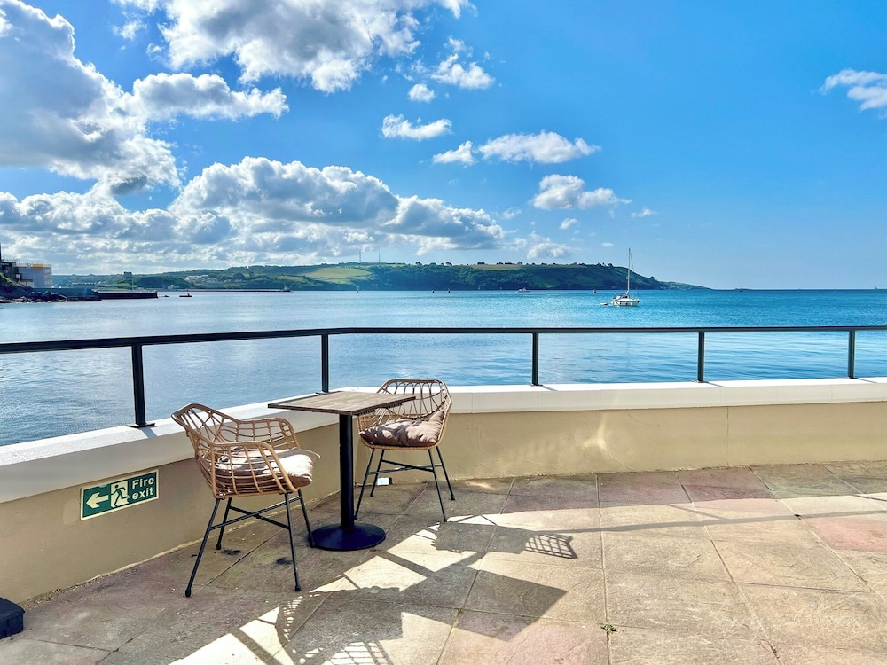 Seafront Cottage - Beach Access - Pet Friendly