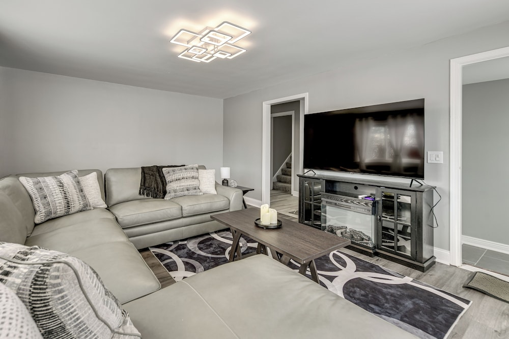 2 Mi to Airport: High-end Cheektowaga Home!