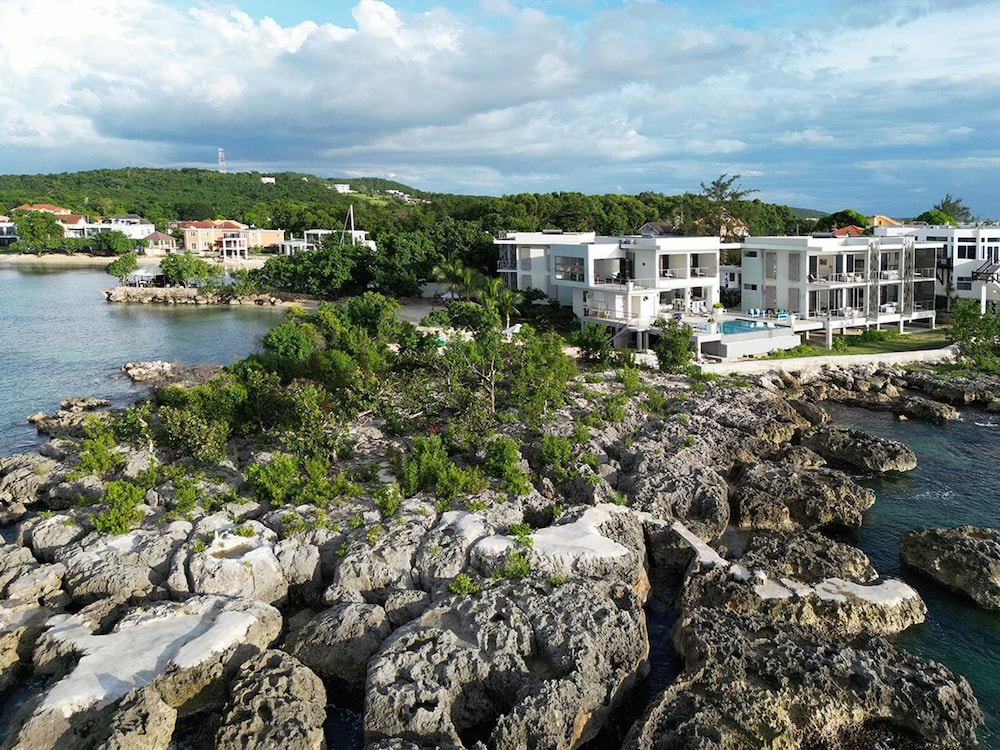 Santosha Whitehouse JM - 10 Bedroom Villa w Private Beach