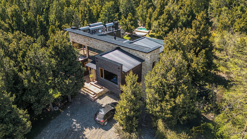 Stunning 4-Bedroom House Large Garden and Pool H61 by Apartments Bariloche