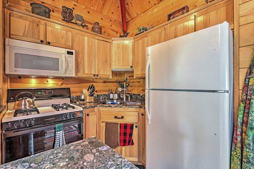 Payson Vacations - Romantic Strawberry/pine Studio Cabin w/ Deck! - Property Image 4