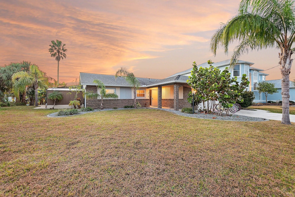 Canal Front Oasis With Pool in Palm Coast