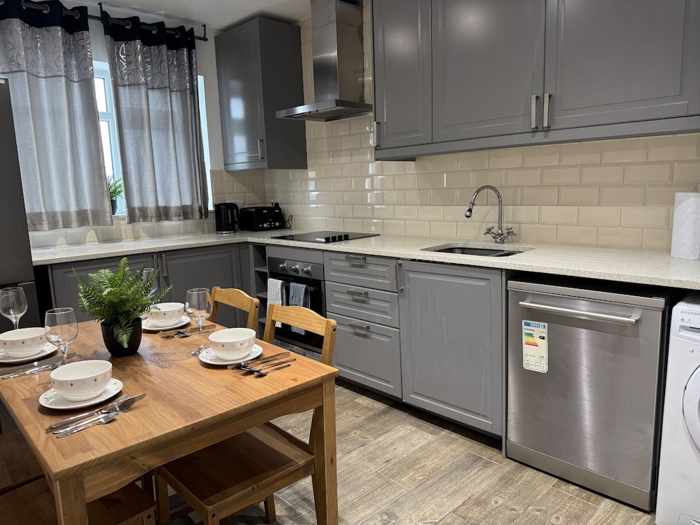 Close Central London 2 bed Flat Sleeps 4
