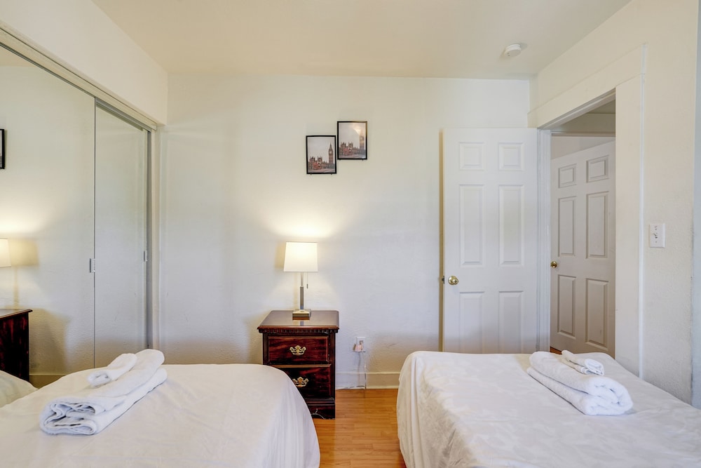 Oakland Group Retreat: Historic Home Near Downtown