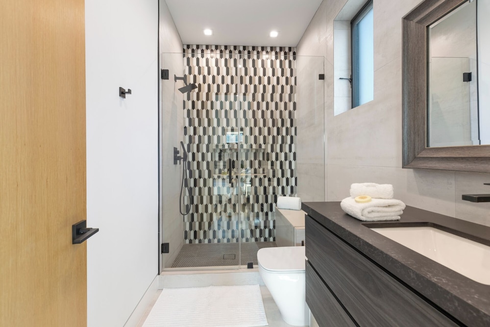 Melvin - Modern Contemporary Estate w/ Backyard + Pool & Spa