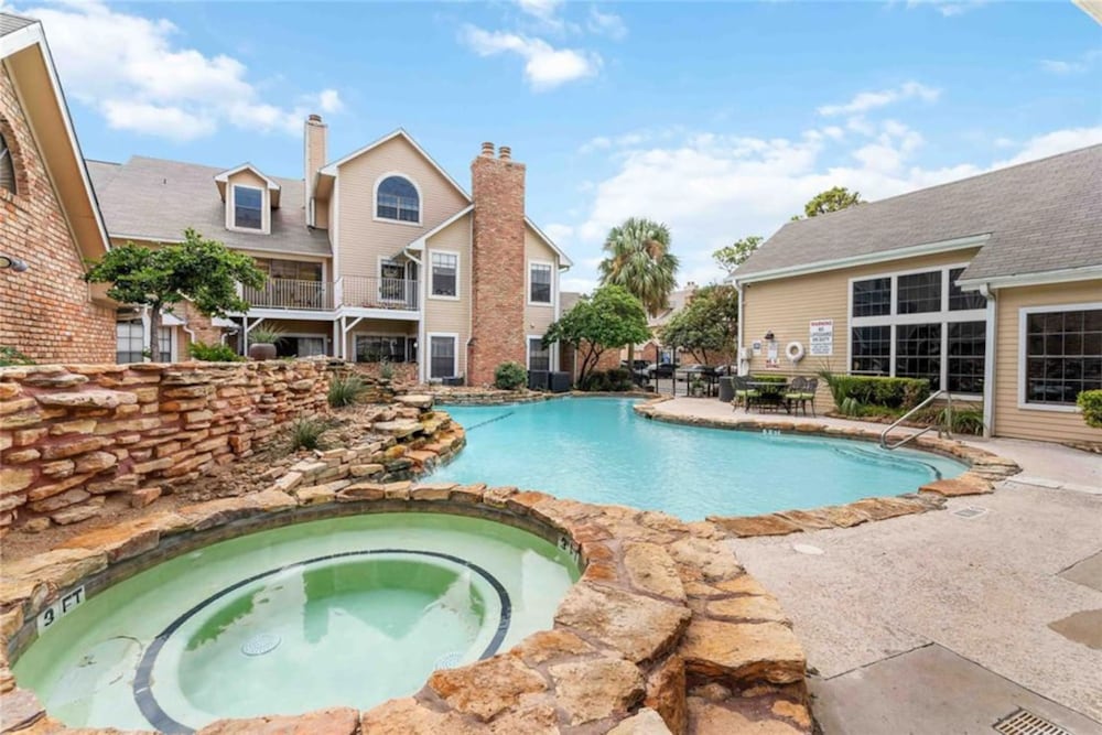 Upscale 1BR Condo in Med Center