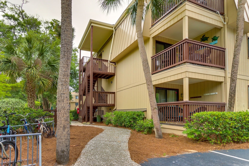 Hilton Head Getaway w/ Balcony - Walk to Beach! view 5