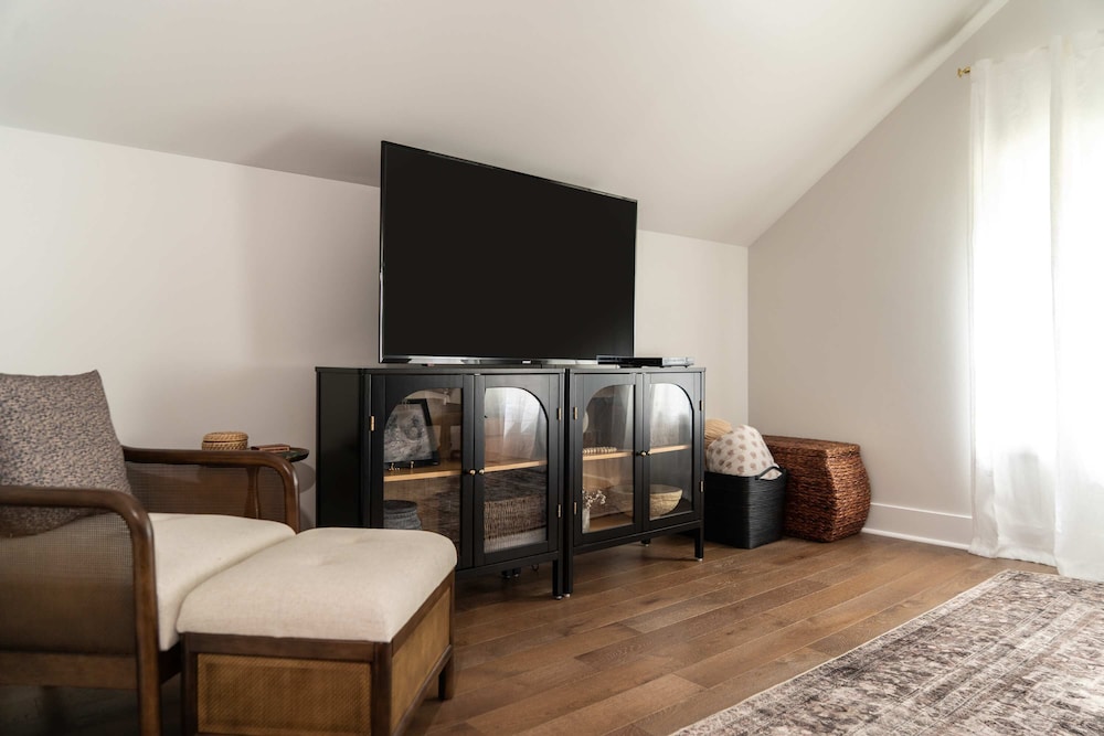 Magnolia Manor - Remodeled Home Near Downtown