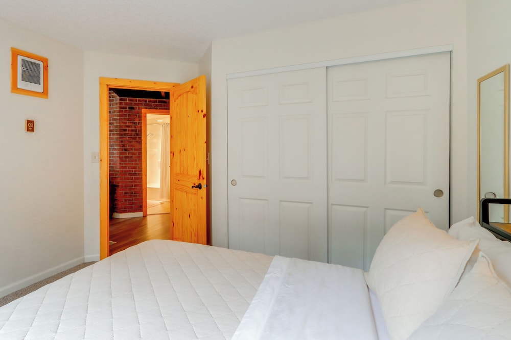 Walk to Twin Lakes: All-season Idaho Condo!