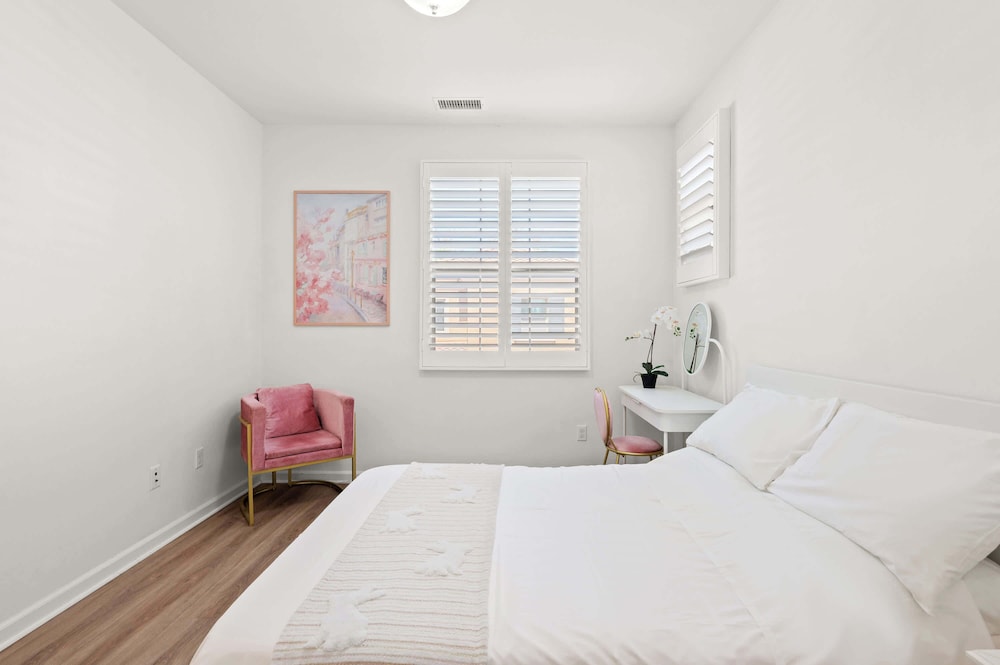 Stylish 3BR Irvine Oasis Family Friendly w Garage