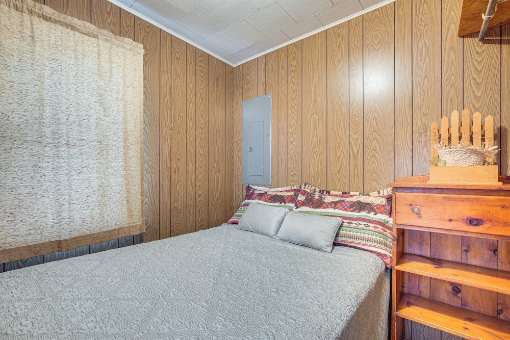 South Twin Lake Cabin w/ Seasonal Dock & Slip!