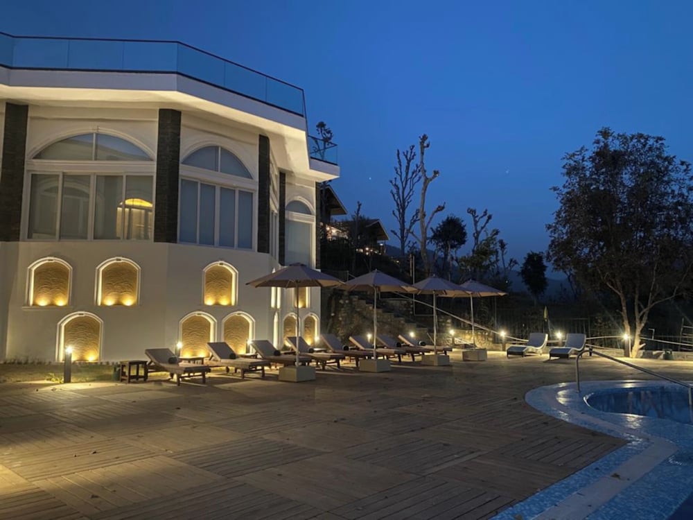 A Majestic and Luxurious Villa Overlooking the Ganges