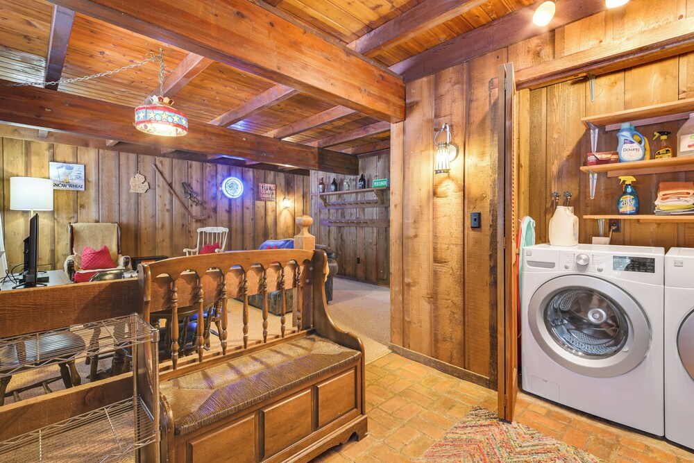 2 Mi to Schuss Mountain: Cozy Cabin w/ Deck