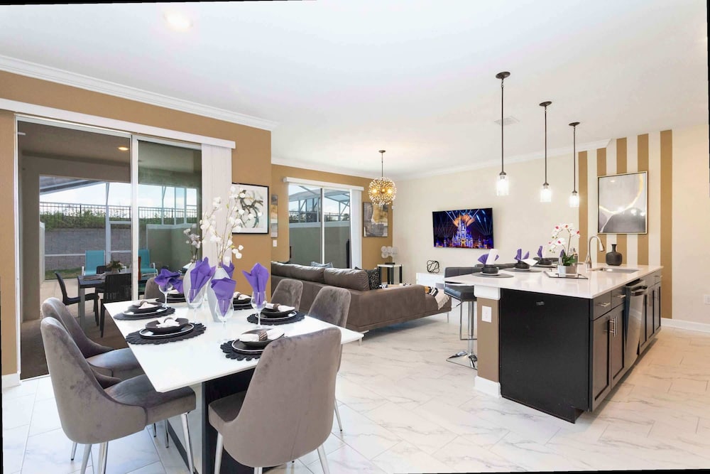Stylish 4Bd w Lake View Pool Kids Themed Room