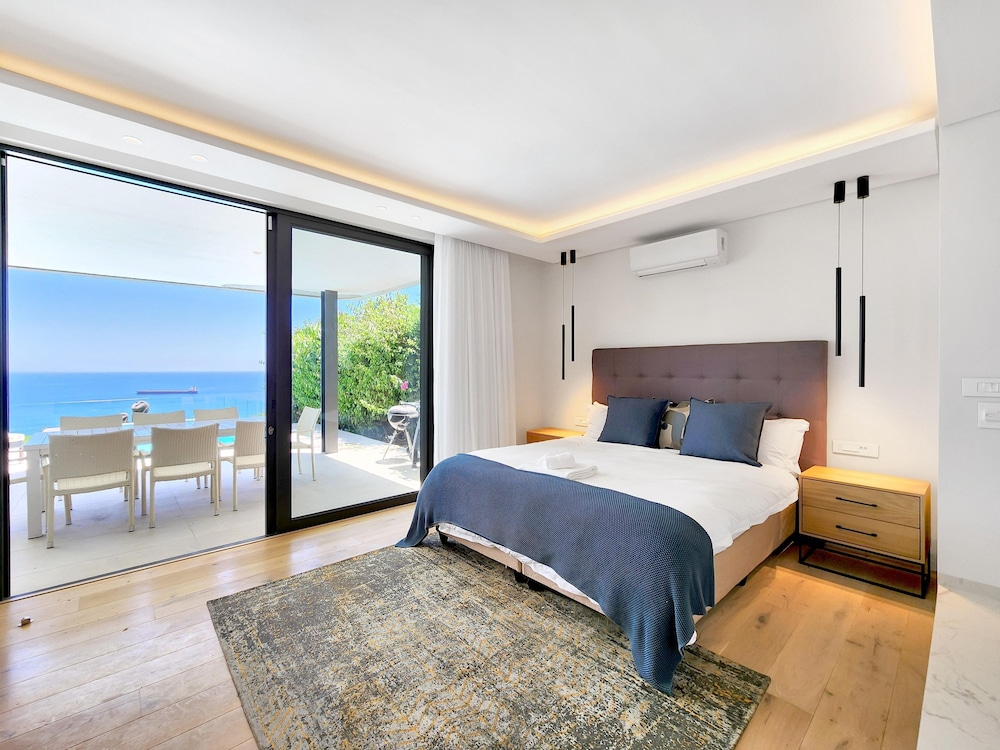 Ocean Villa - Ultra Luxury Villa in Bantry Bay