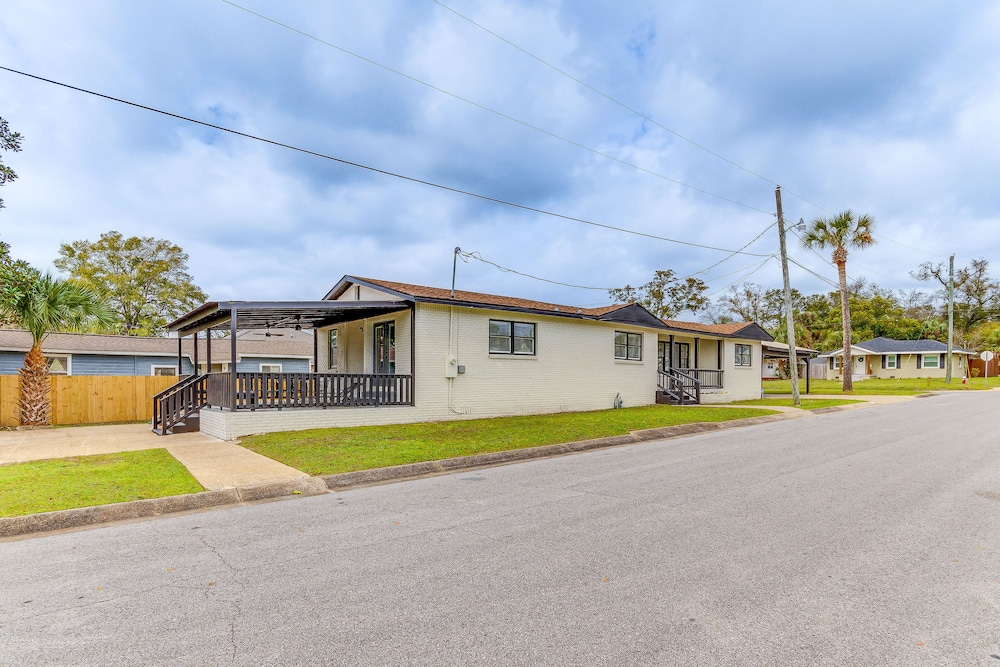 Pensacola Home w/ Covered Patio: 1 Mi to Downtown!