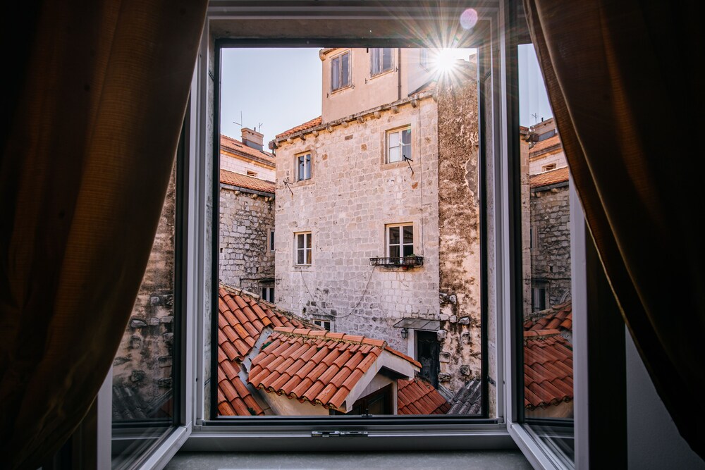 Illyria Old Town Apartment by DuHomes