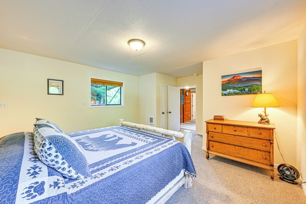 5 Mi to Mt Rainier Natl Park: Cozy Cabin w/ Deck!