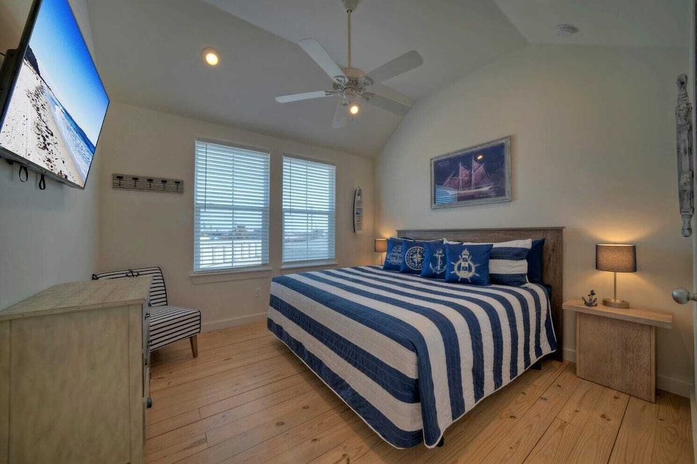 2 Homes in Old Town by Avantstay Sleeps 19, Pool, Newly Built Walk to Eats, Music, & More