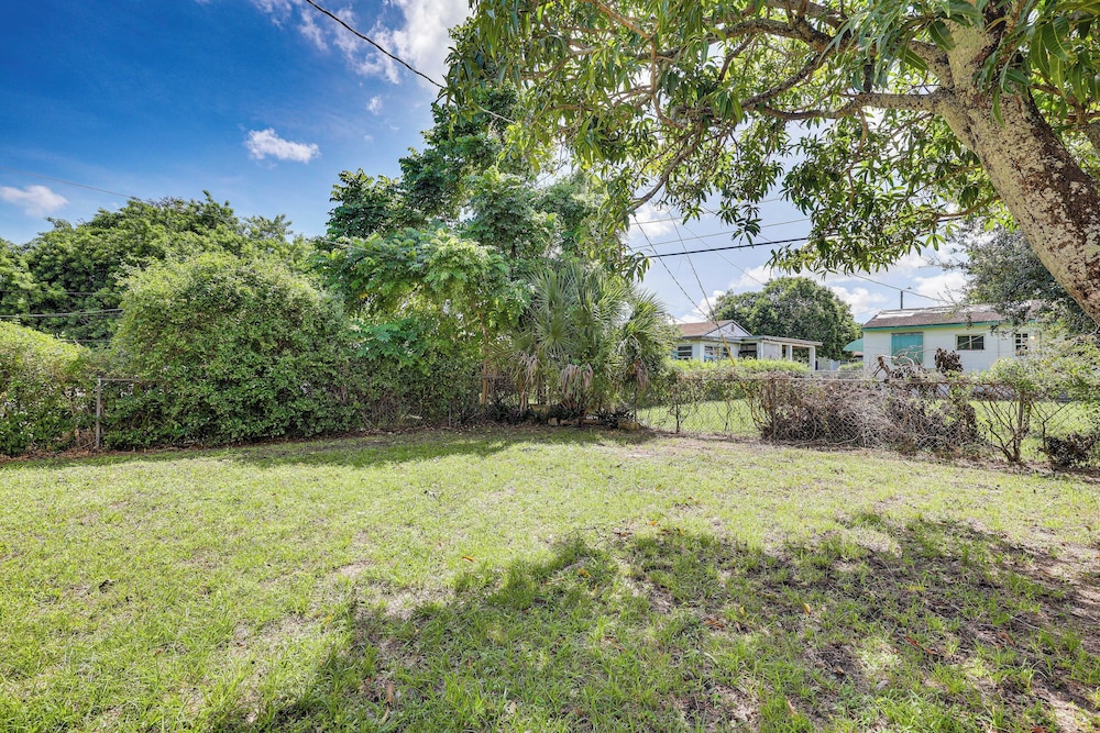 11 Mi to South Beach: Home w/ Screened Porch!