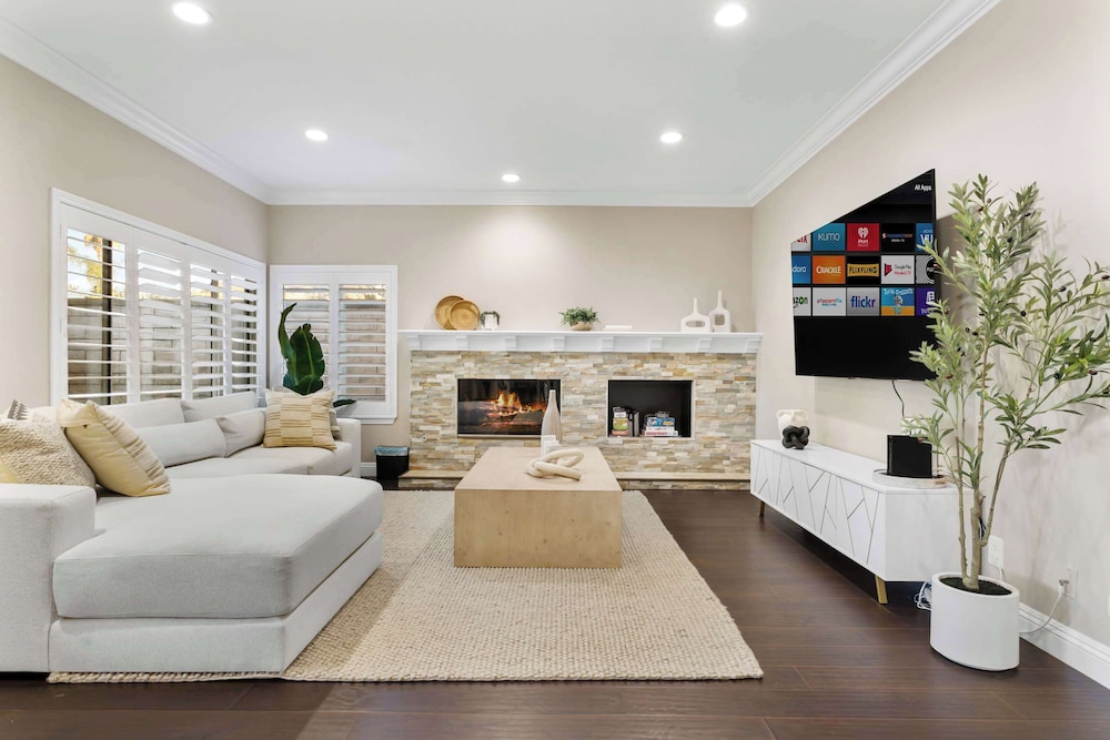 Luxury Pool Home w Theater Games & Mountain View