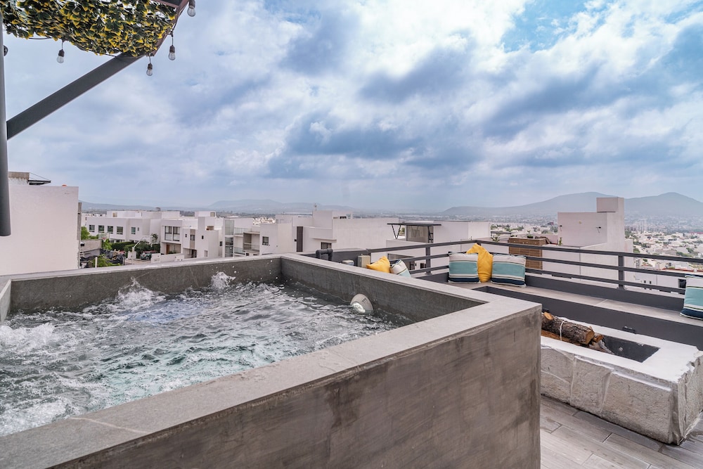 Luxurious 5-bedroom House With Air-conditioning & Private Rooftop in Juriquilla