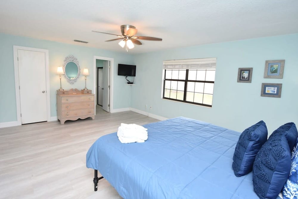 Hidden Oasis Spacious Home With Salt Water Heated Pool Hot Tub Fenced Yard Pets are Welcome