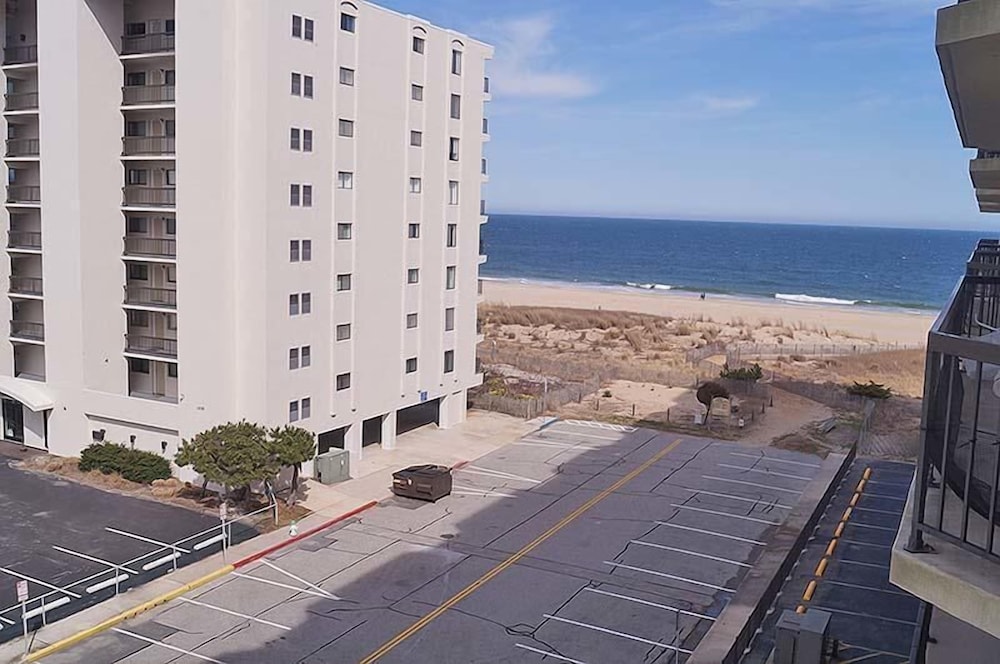 Braemar 503N 2 Br condo by RedAwning