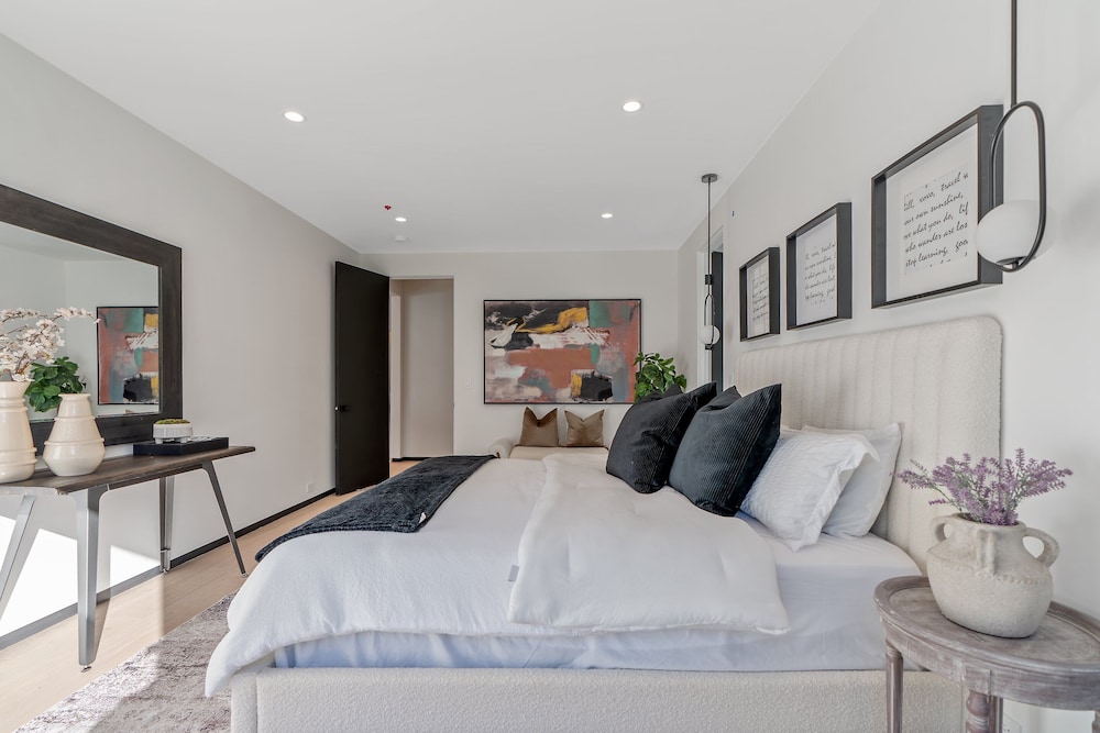 Noble Modern - Urban Sanctuary in Sherman Oaks With Poolside and Patio