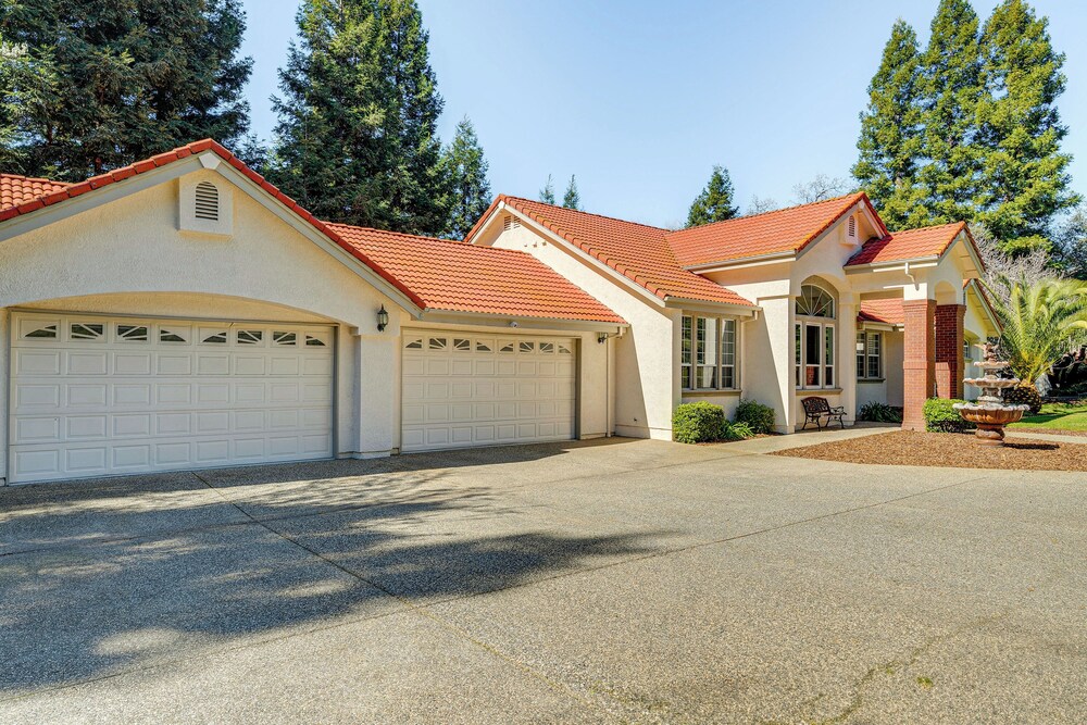 Luxe Vineyard Villa w/ Views & Fire Pit in Loomis!