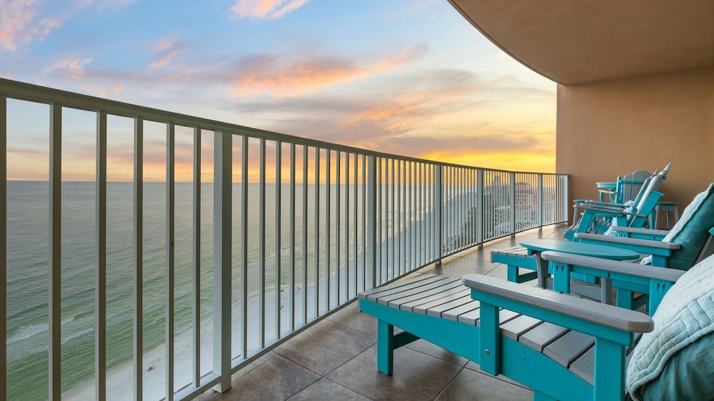Beachfront 3-bedroom Condo on 15th Floor Balcony, Lazy River, Jacuzzis