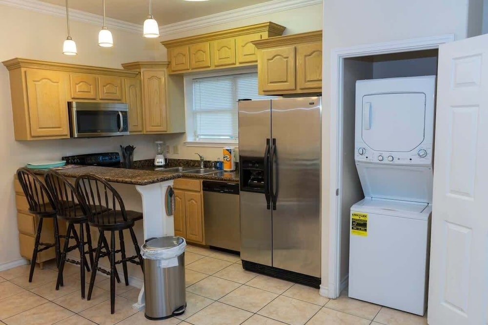 Open & Modern Pool #b Walk To Beach 2 Bedroom Condo