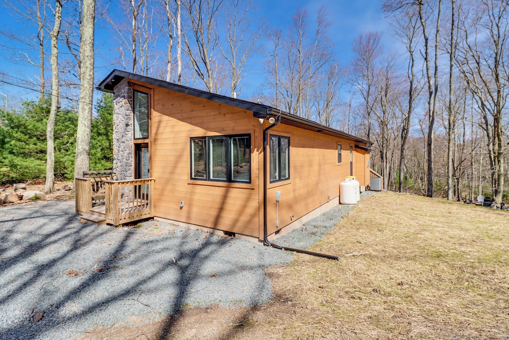 Hotel Lake Harmony Resort Home w/ Deck - 4 Mi to Skiing! - Image 1