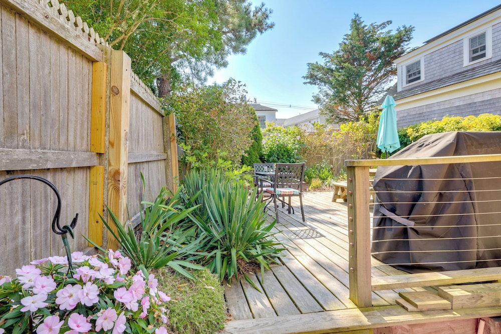 Steps to Beach: Stylish & Lofted Provincetown Gem