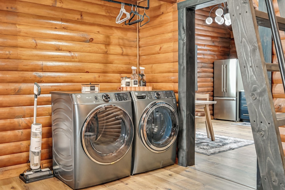 Peaceful Cabin w/ Hot Tub in Dundee: Dogs Welcome
